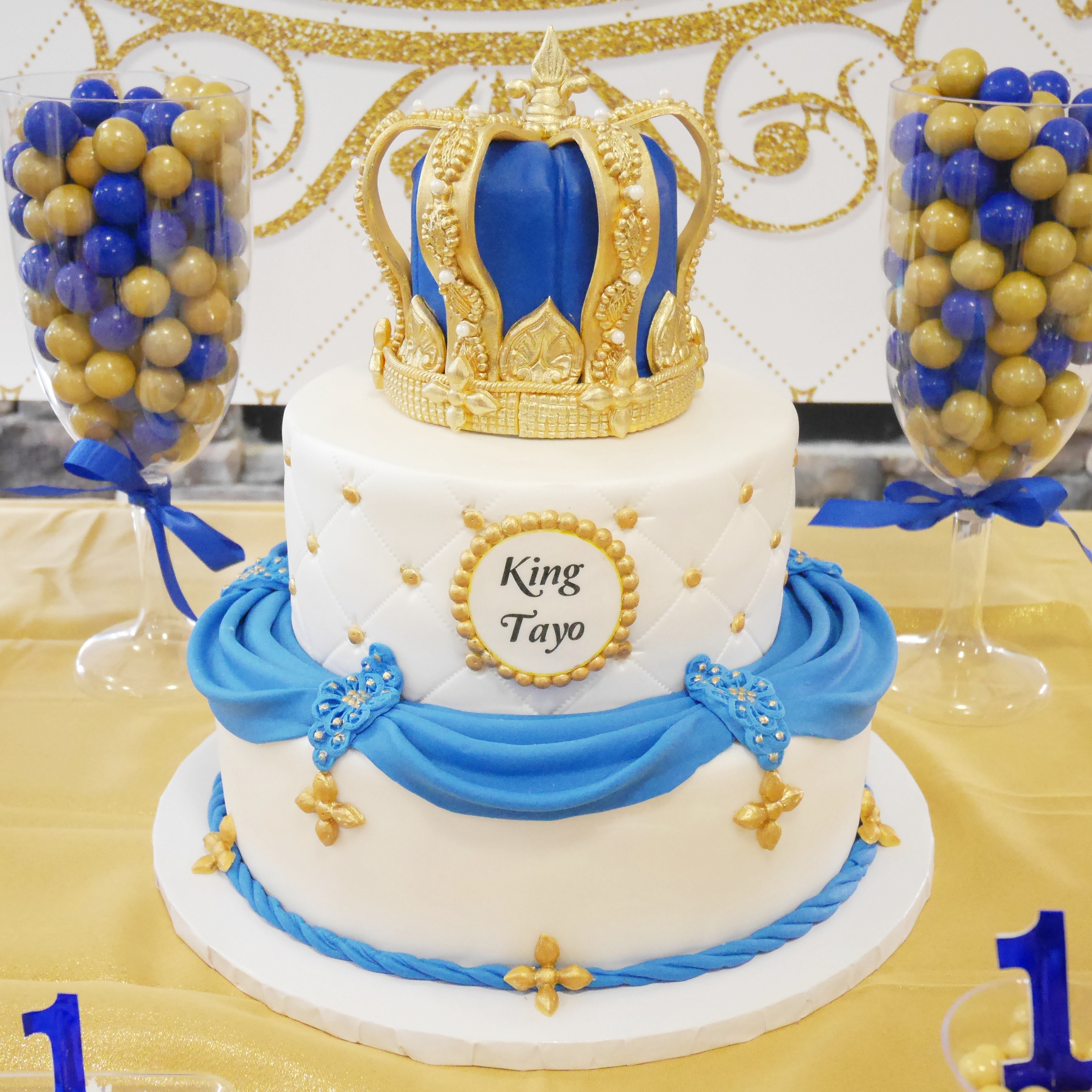 This King themed cake with a crown... - Cake-ò-logy Kolkata | Facebook